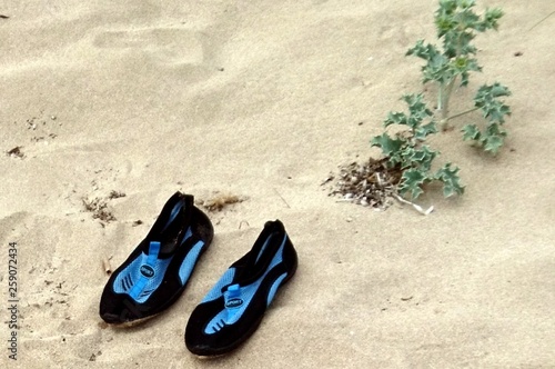 Schuhe, Strand, Meer und Griechenland