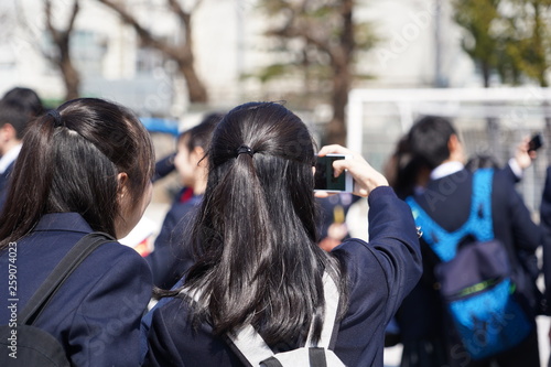 卒業式で別れを惜しむ少女たち