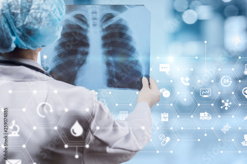 Εκτύπωση καμβά A doctor standing backside and holding a lungs image for treatment and diagnosis