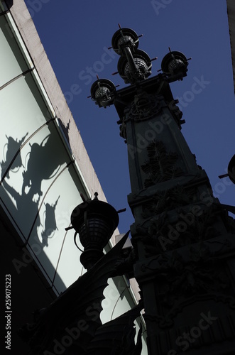 青空にそびえる日本橋の装飾柱