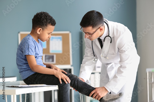 Pediatrician examining Afri...