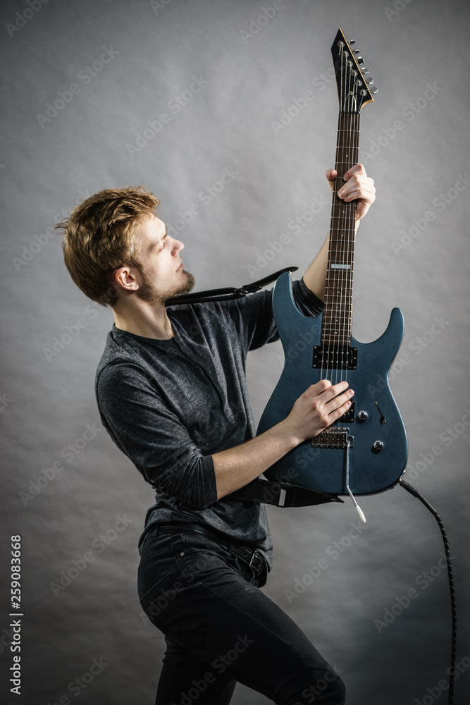 Obraz premium Man playing on electric guitar