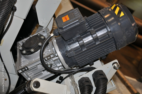 Fotografie gearbox on the engine to drive the machine.