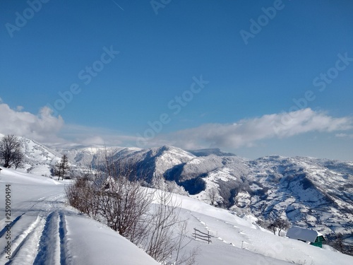 Paisaje de invierno con montaña en pueblo de Parva Transilvania Rumanía