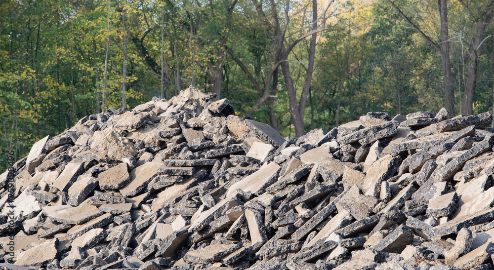 Schotterhaufen nach einem Gebäudeabriss auf einem Baugelände Schotterhaufen nach einem Gebäudeabriss auf einem Baugelände