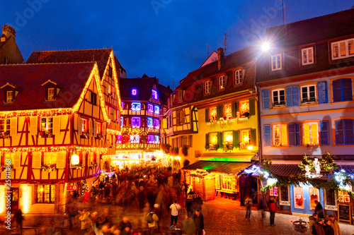 Weihnachtsmarkt in Colmar, Frankreich © santosha57