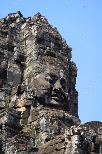 Visage monumental sculpté Angkor 