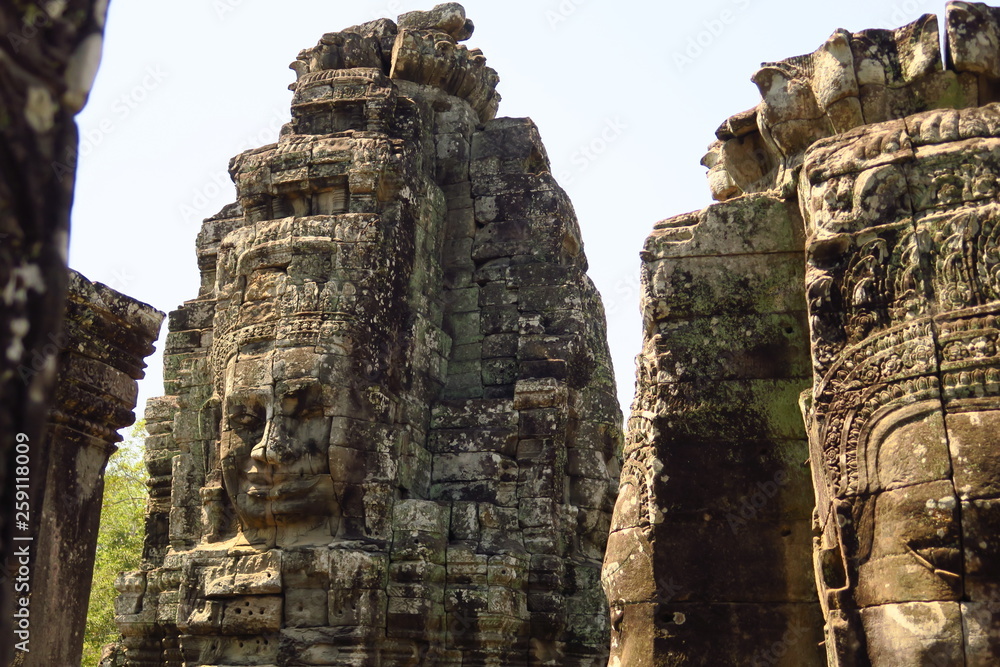 Temple d'Angkor visage monumental sculpté en 