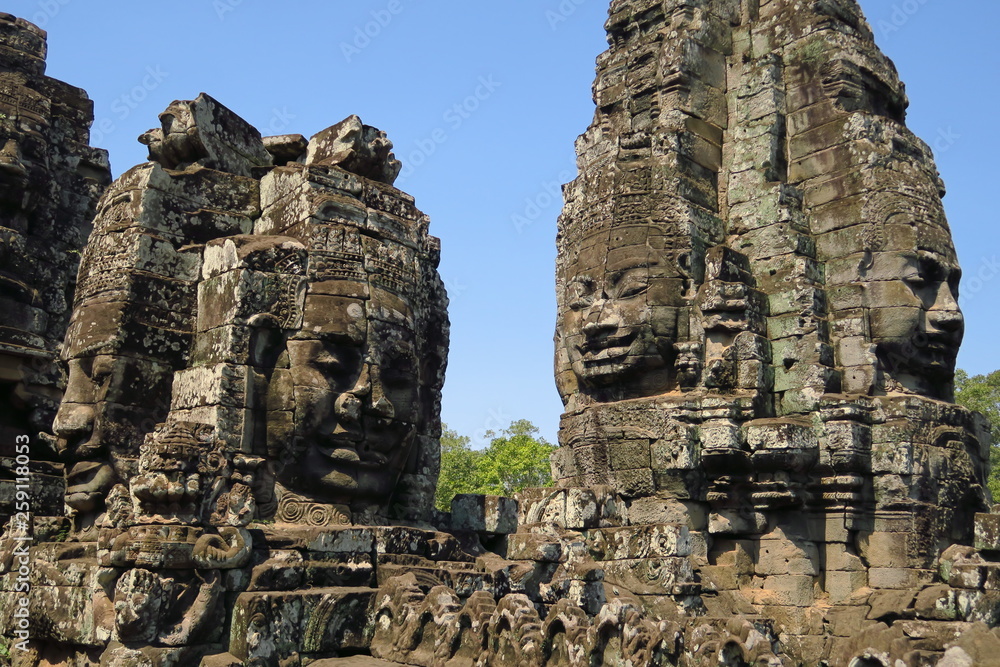Angkor visage monumental sculpté en pierre 