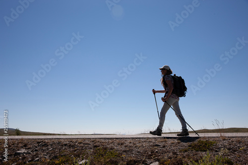 Silhouette einer Frau beim Wandern