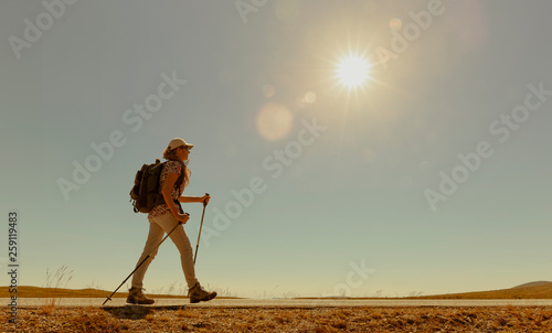 Silhouette einer Frau beim Wandern