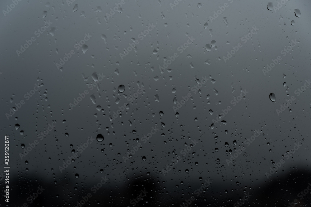 窓と雨雫 窓と雨雫