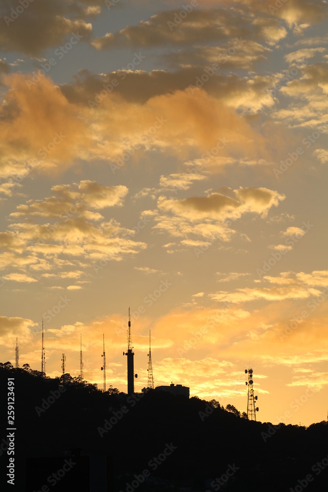 Fototapeta premium Nascer do sol no Morro da Cruz, cidade de Florianópolis, estado de Santa Catarina, Brasil