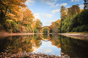 Papier peint photo Le Rakotzbrücke Rakotzbrücke et lac miroir enchanteur  © SL