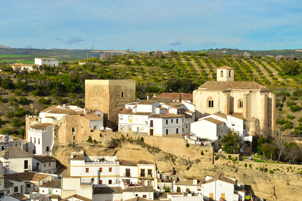 Setenil de las Bodegas pueblo blanco w Andaluzji.