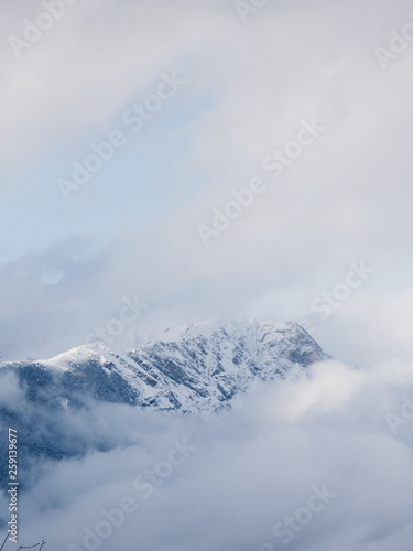 Paysage de montagne enneigée dans les Alpes françaises © Cindy