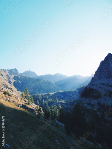 Paysage de vallée et de montagne dans les Alpes françaises