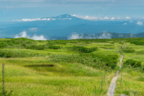 Wallpaper Mural 鳥海山と弥陀ヶ原 Torontodigital.ca