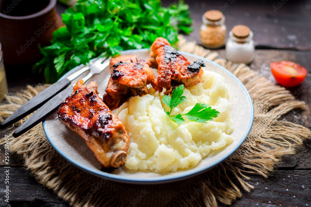 Pork ribs with mashed potatoes.