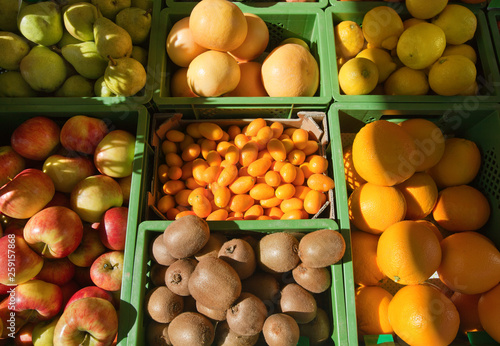 frische Früchte auf dem Markt © janvier