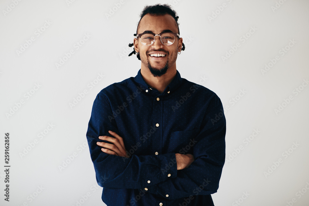 Obraz premium Young African American entrepreneur standing confidently against