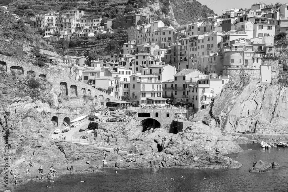 Port de Manarola en été, Cinque Terre, noir et blanc Port de Manarola en été, Cinque Terre, noir et blanc