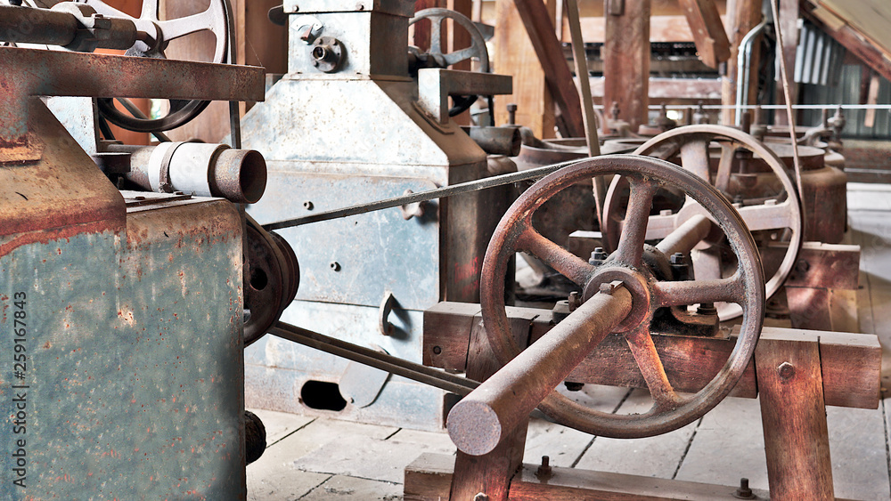 old rusty and dusty rice machine in South East Asia, vecchia macchina arrugginita per fare il riso old rusty and dusty rice machine in South East Asia, vecchia macchina arrugginita per fare il riso
