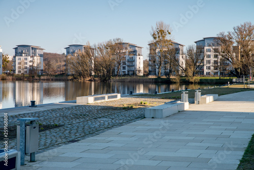 Moderne Bauten an der neu gestalteten Uferpromenade am Schweriner Ziegelsee II
