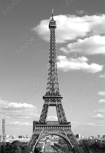 Wieża Eiffla w Paryżu Francja z czarno-białym efektem