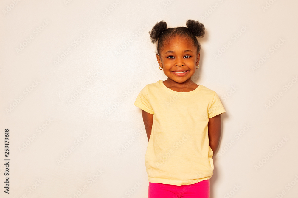 Portrait of nice little black girl smile over wall - obrazy, fototapety, plakaty 