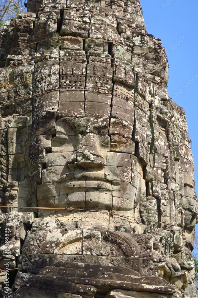 Temple d'Angkor visage monumental sculpté en pierre 