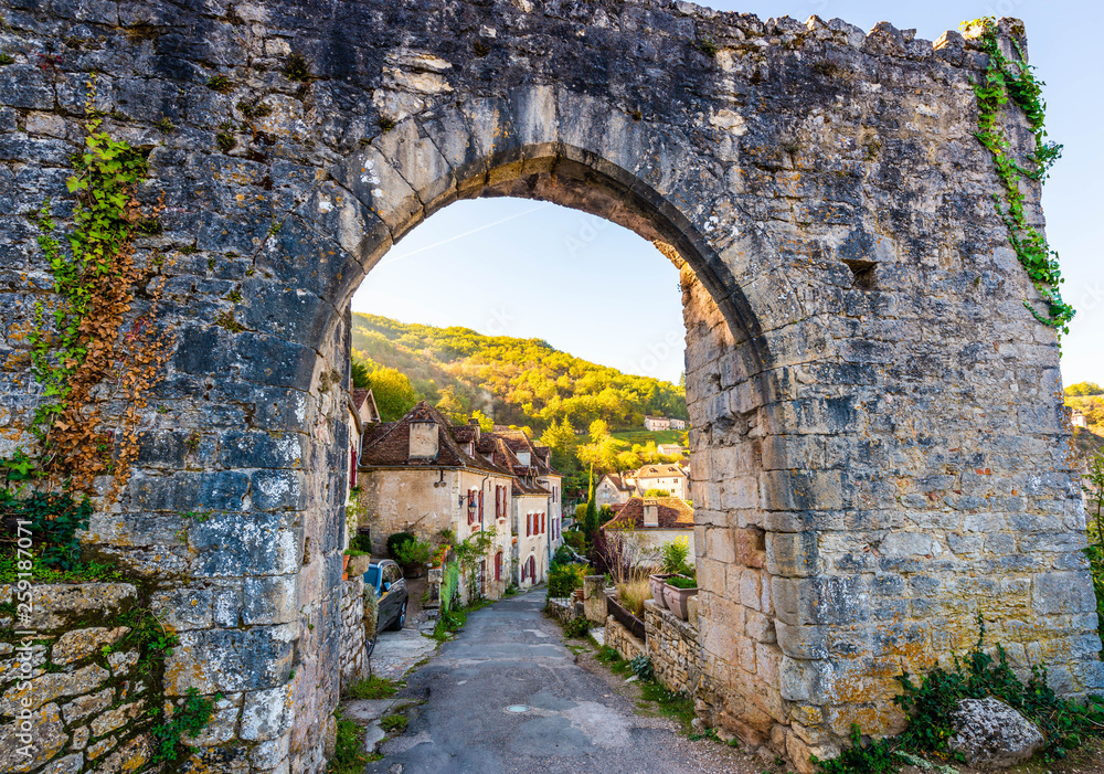 Porte médiévale à Saint Cirq Lapopie dans le Lot en Occitanie en France