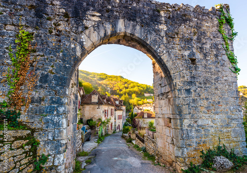 Porte m  di  vale    Saint Cirq Lapopie dans le Lot en Occitanie en France