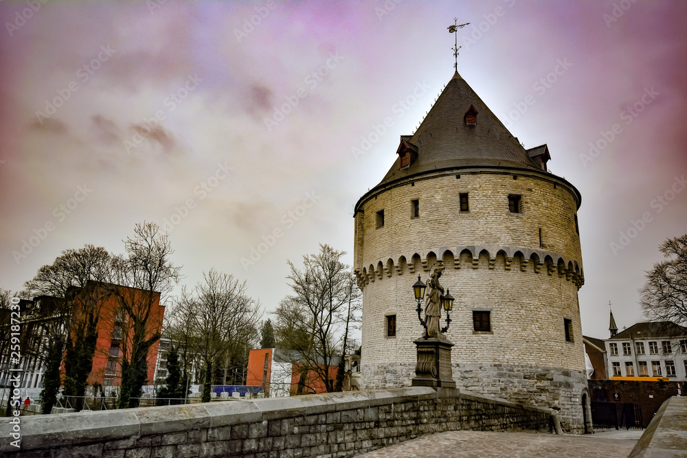 Naklejka premium Courtrai beffroi & monument