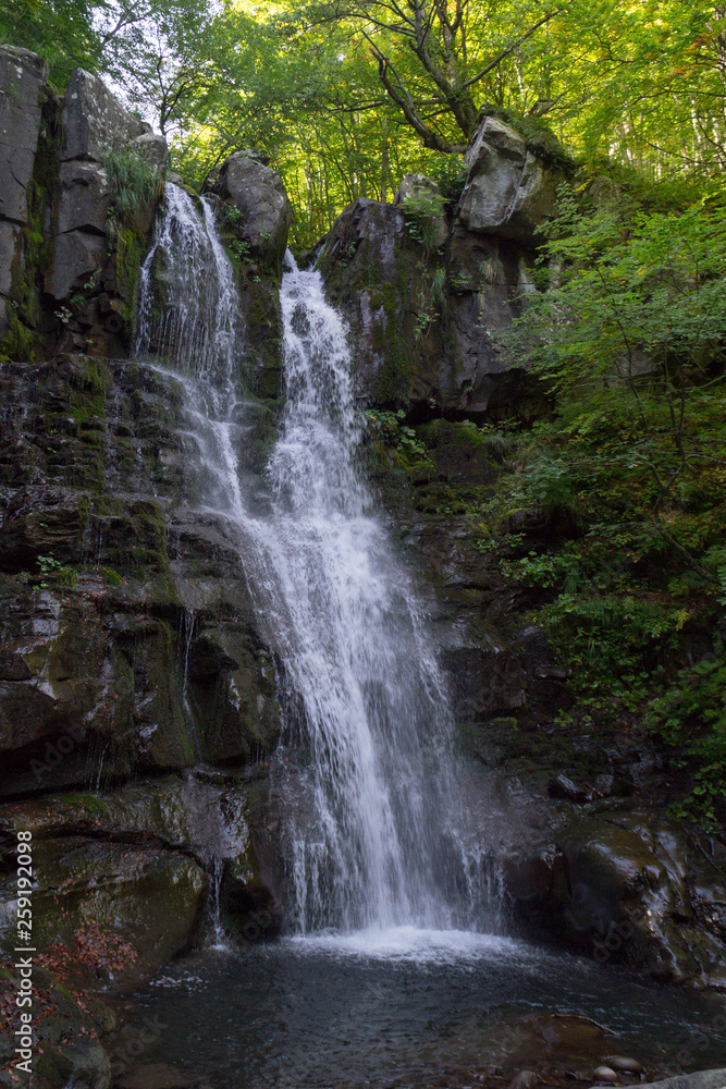 Obraz premium Cascata del Dardagna nel parco regionale del Corno alle Scale. Emilia Romagna.