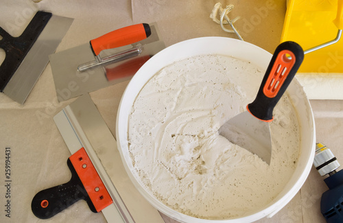 Spatula kit. Repair the walls. Align the wall. Tools for repair. Putty for wall