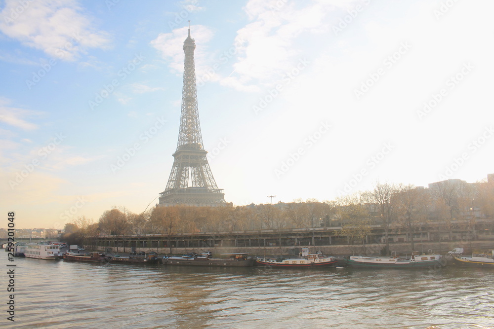 Fototapeta premium Niesamowity wschód słońca i piękne niebo nad wieżą Eiffla i Sekwaną, stolicą Paryża i najbardziej zaludnionym miastem Francji
