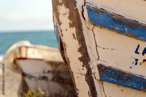 Barcas abandonadas en orilla de playa 16 © Jonás Torres