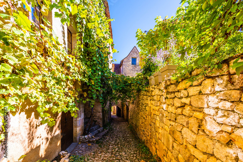 Saint Cirq Lapopie dans le Lot en Occitanie en France photo