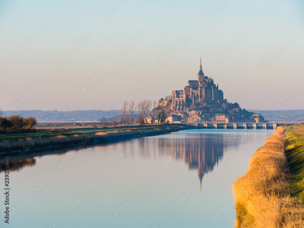 Obraz premium Le Mont St Michel et son reflet