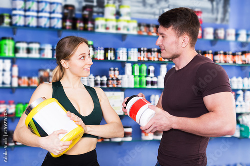 People choosing sport nutrition products