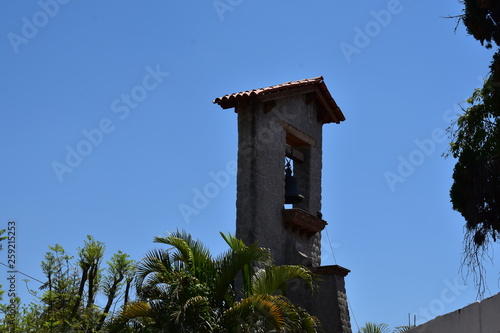Vista lateral de campanario con fondo de cielo azul
