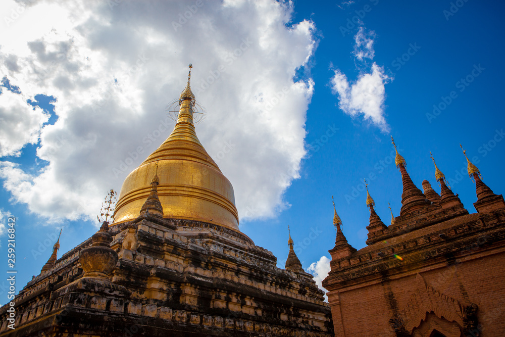 Fototapeta premium Ancient buddhist pagodas in old Bagan, Myanmar