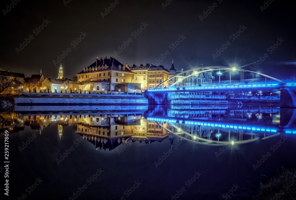 Opole w Polsce panorama miasta nocą