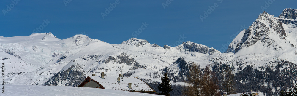 Vista panoramica sul gruppo del Monte Rosa d'inverno