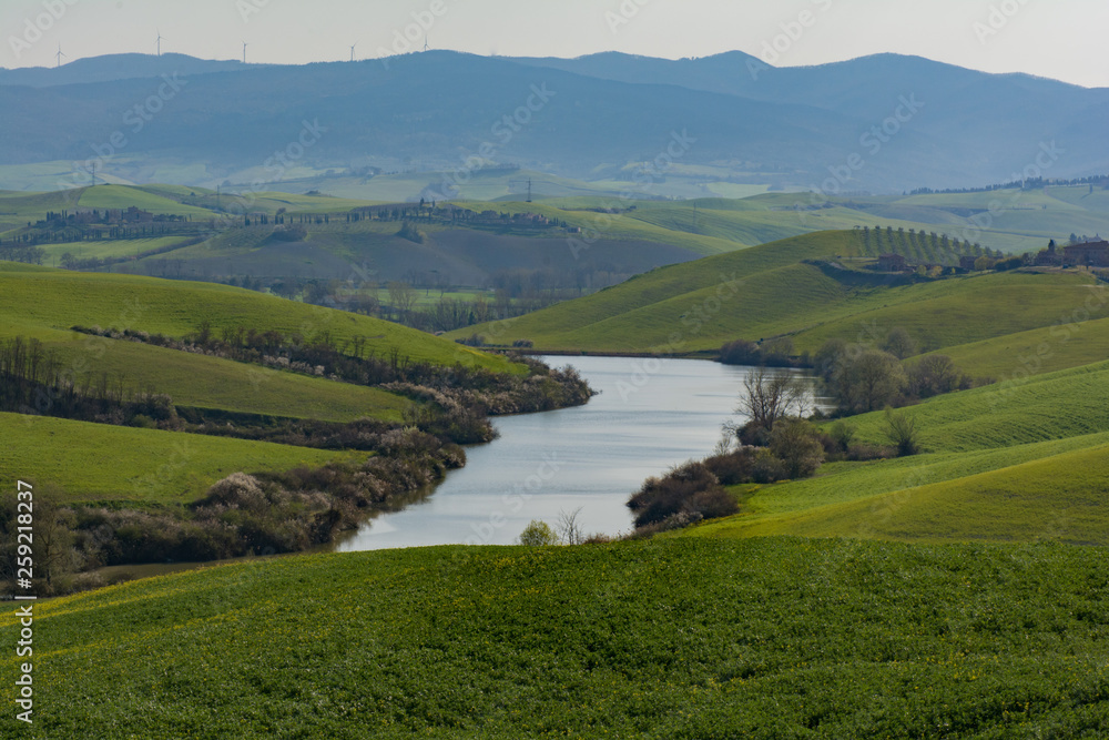 Campagna Toscana attraversata da un fiume