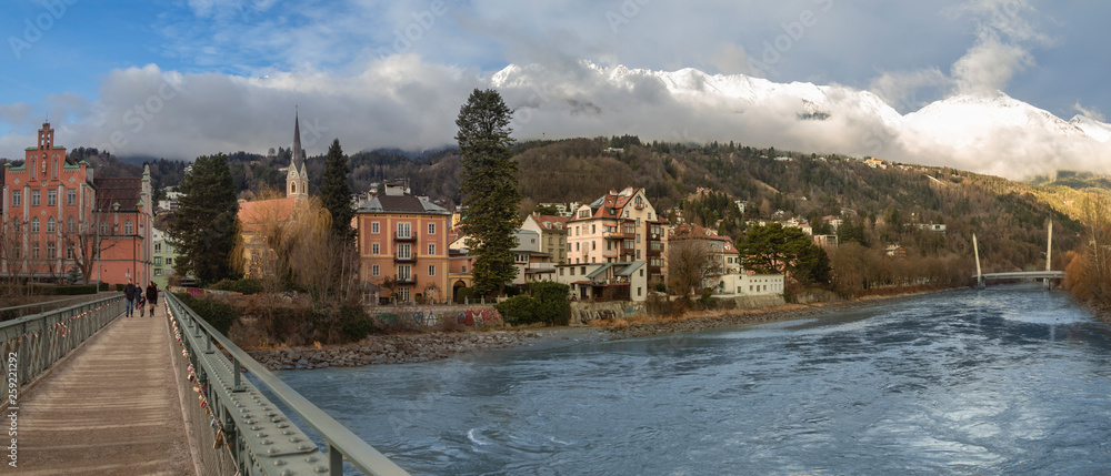 Puente sobre el río Eno de Innsbruck con la ciudad al fondo, en Austria,  Diciembre de 2018
