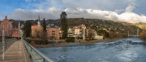 Puente sobre el río Eno de Innsbruck con la ciudad al fondo, en Austria, Diciembre de 2018