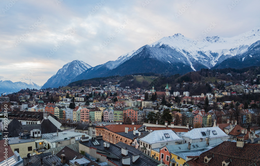 Vistas aéreas desde la torre del ayuntamiento, del anochecer en el centro de Innsbruck, Austria,  . Diciembre 2018