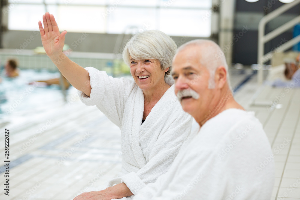 Obraz premium senior happy couple in swimming pool